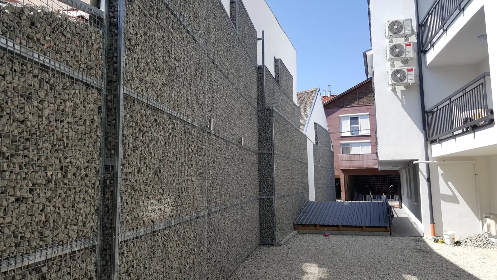 Façade en gabions remplis de granulat minéral