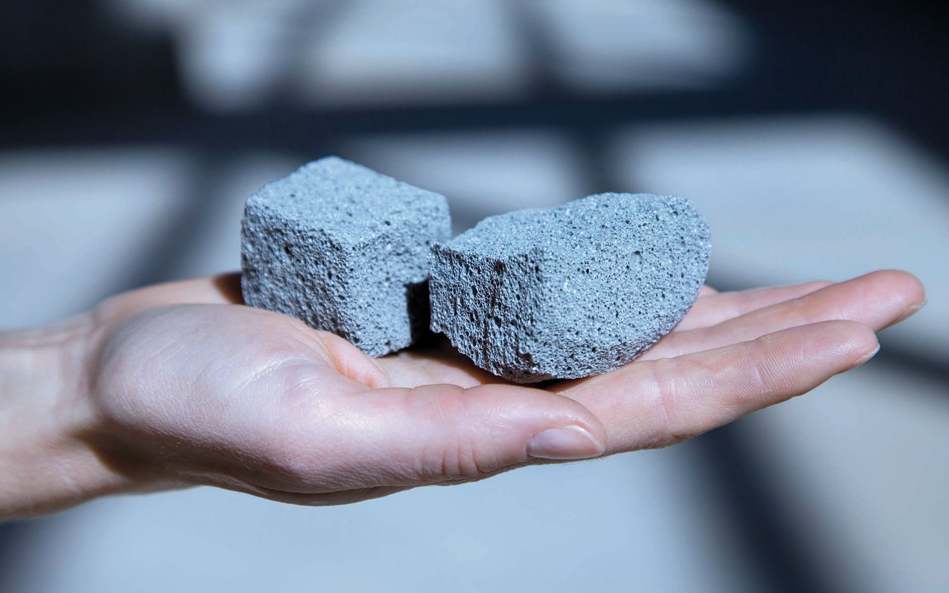 Granulats de verre cellulaire MISAPOR montrant leur structure alvéolaire