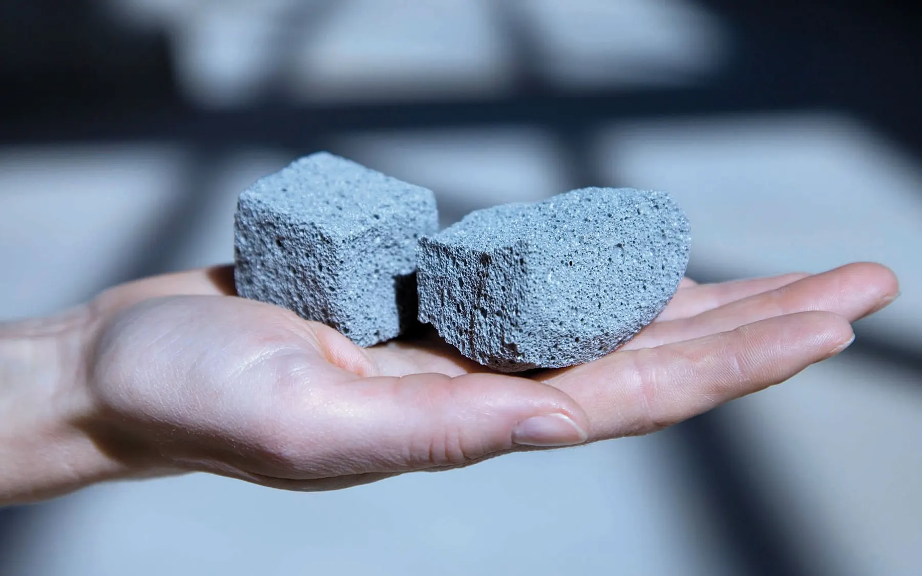 Granulats de verre cellulaire MISAPOR montrant leur structure alvéolaire