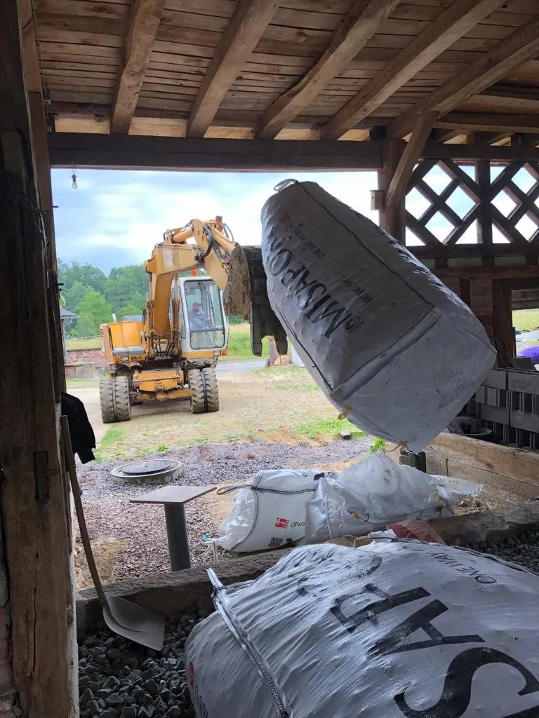 Déversement du MISAPOR dans le bâtiment à pans de bois