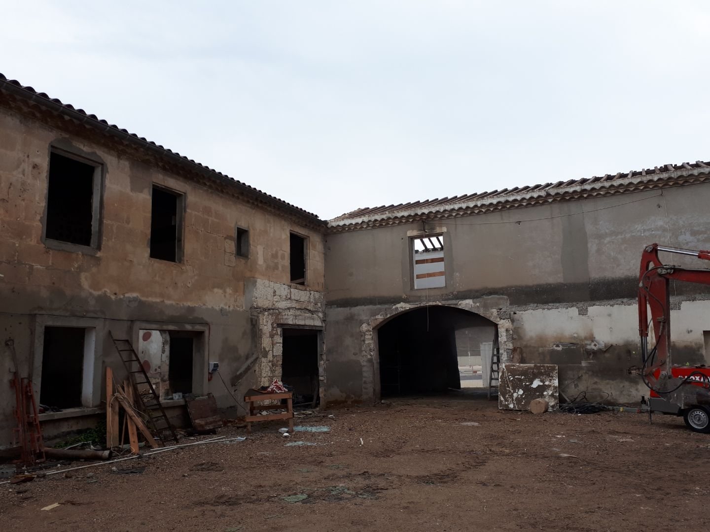 Vue extérieure du Mas Larrier en rénovation