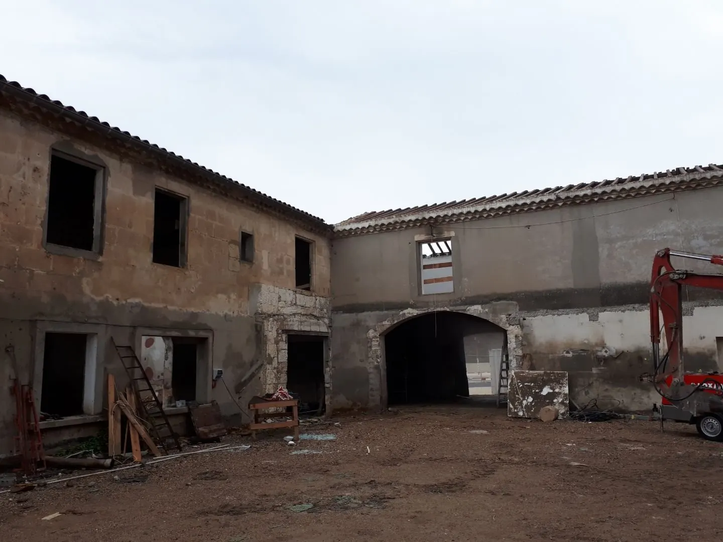 Vue extérieure du Mas Larrier en rénovation