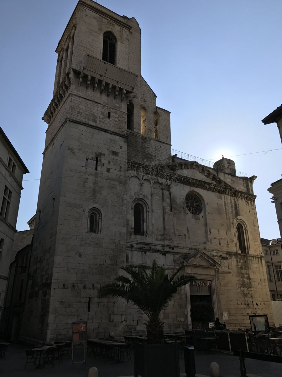 Façade de la cathédrale de Nîmes