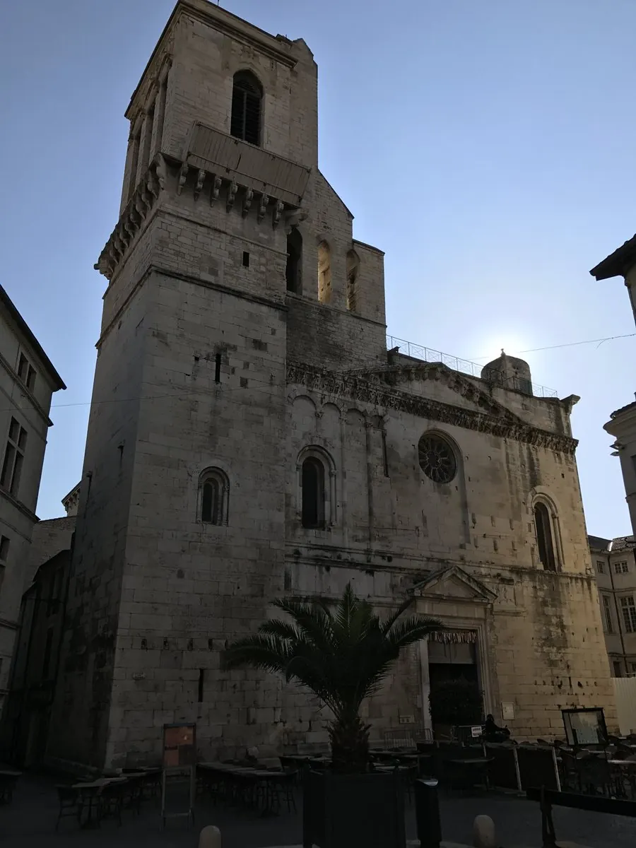 Façade de la cathédrale de Nîmes