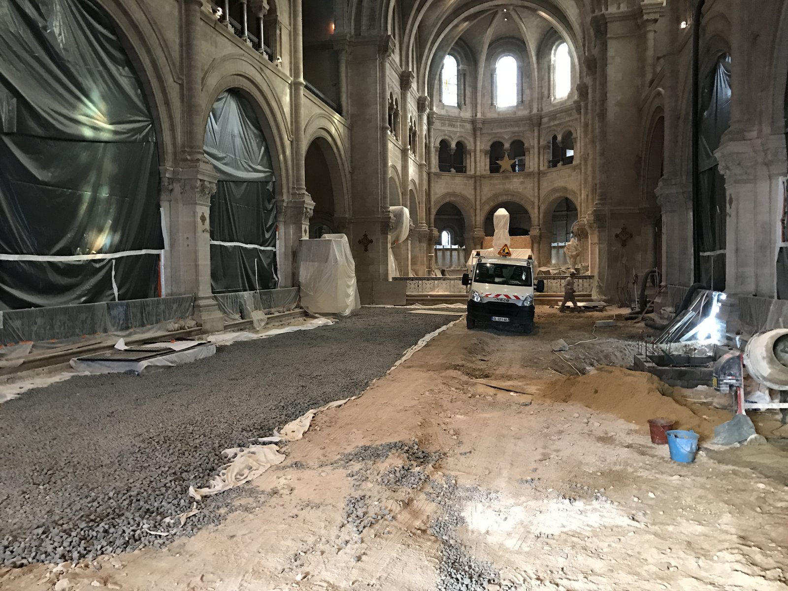 Travaux de sol dans la cathédrale de Nîmes