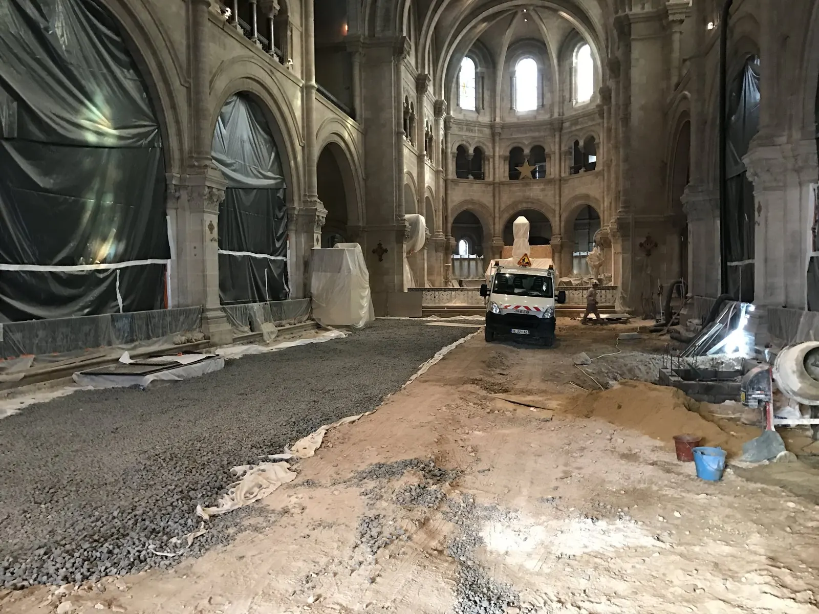Travaux de sol dans la cathédrale de Nîmes