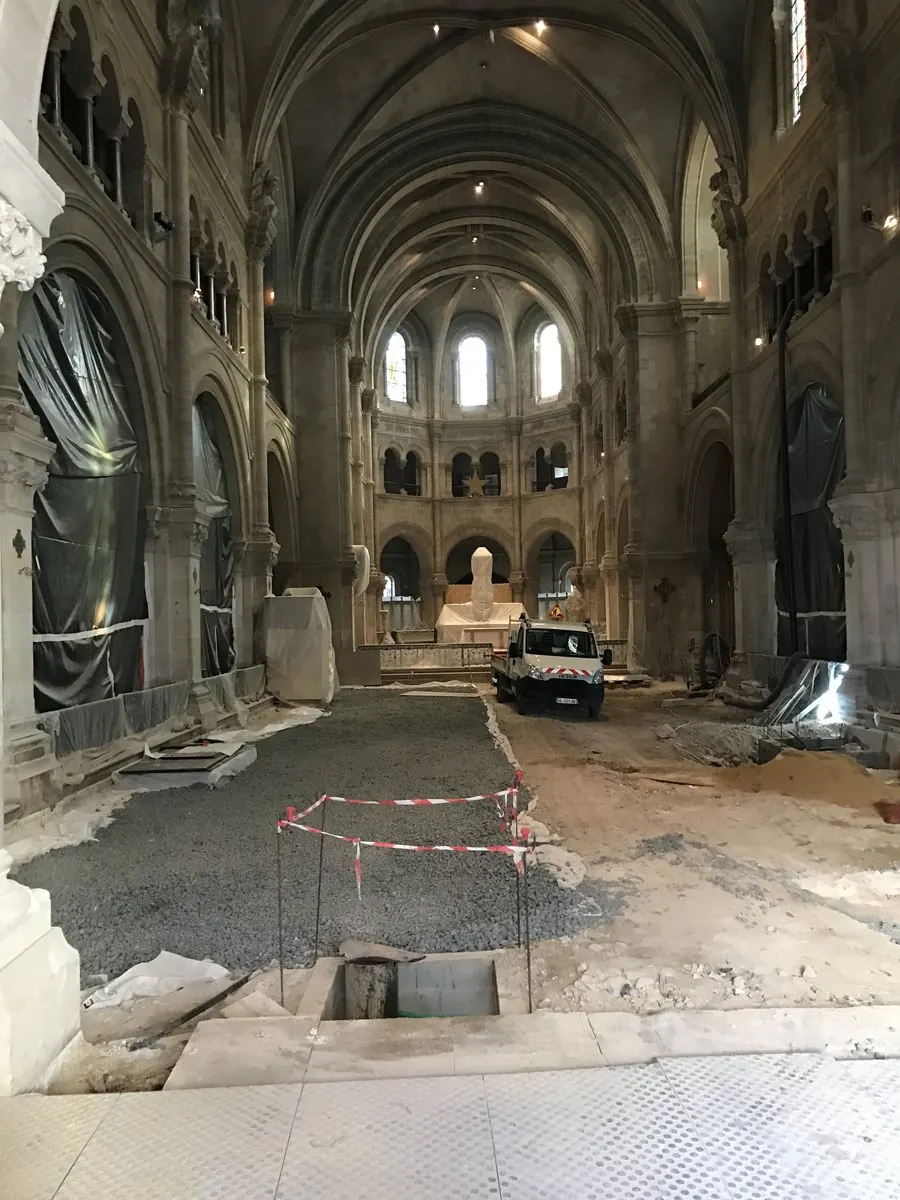 Vue de la nef pendant la rénovation de la cathédrale de Nîmes