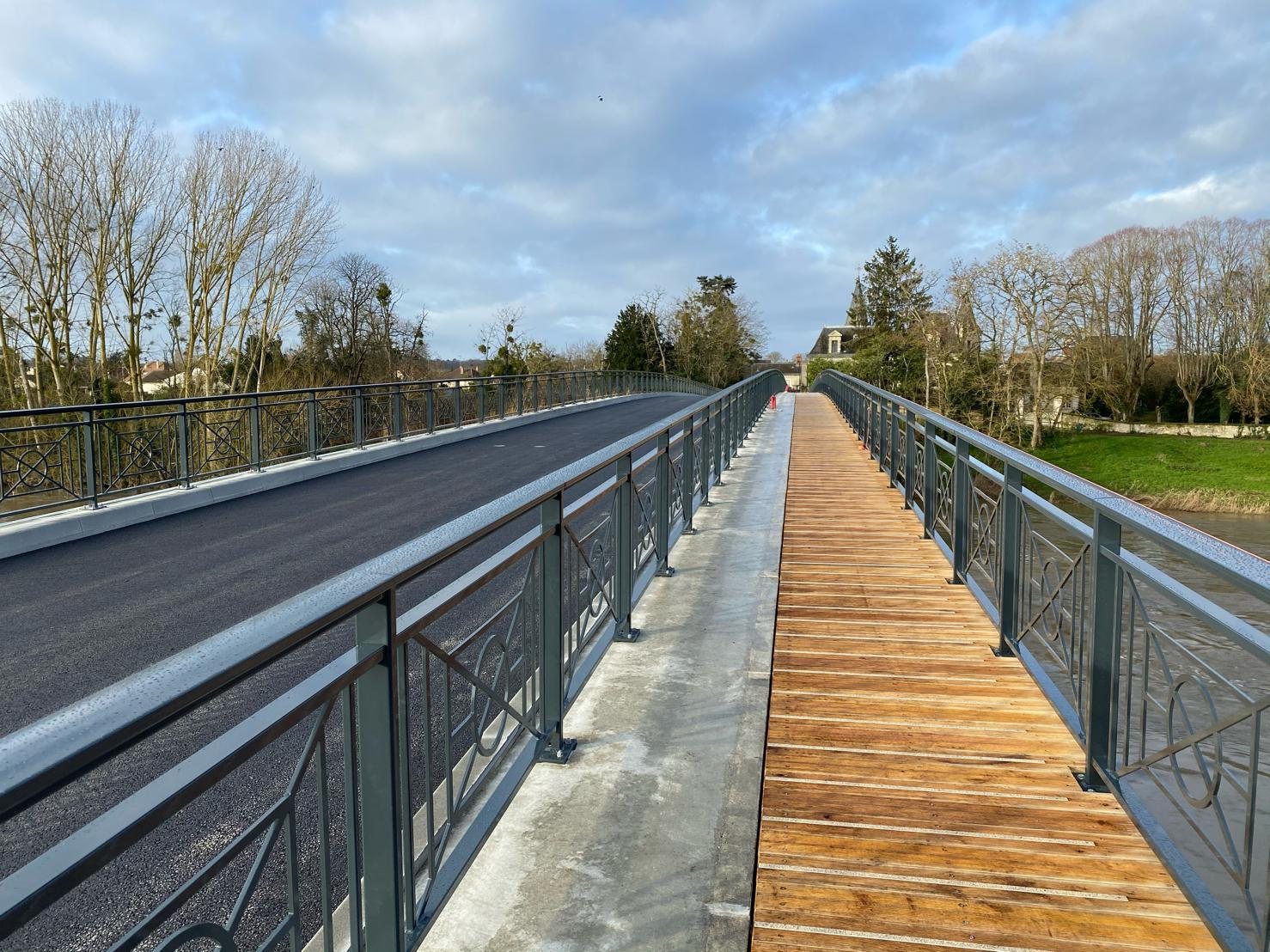 Chaussée et passerelle latérale du pont de Dangé-Saint-Romain après travaux