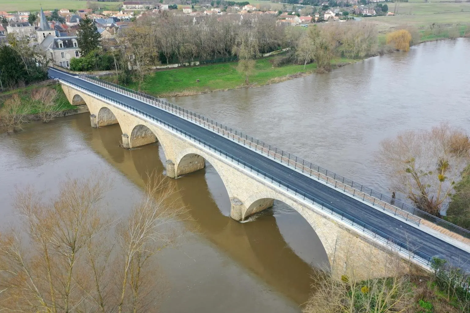 Pont maçonné sur la Vienne à Dangé-Saint-Romain