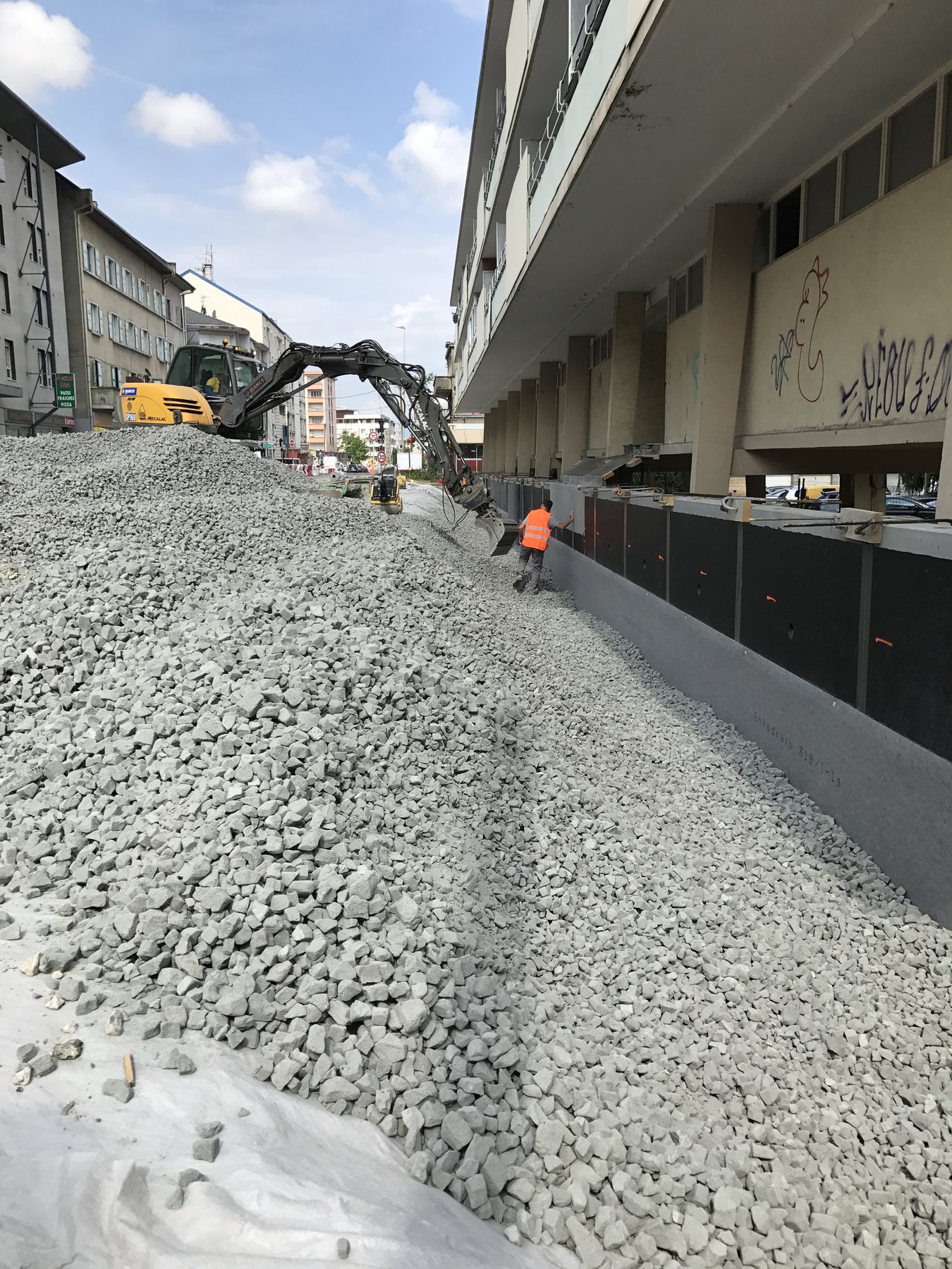Mise en place du remblai MISAPOR derrière le mur OA3 à Gaillard