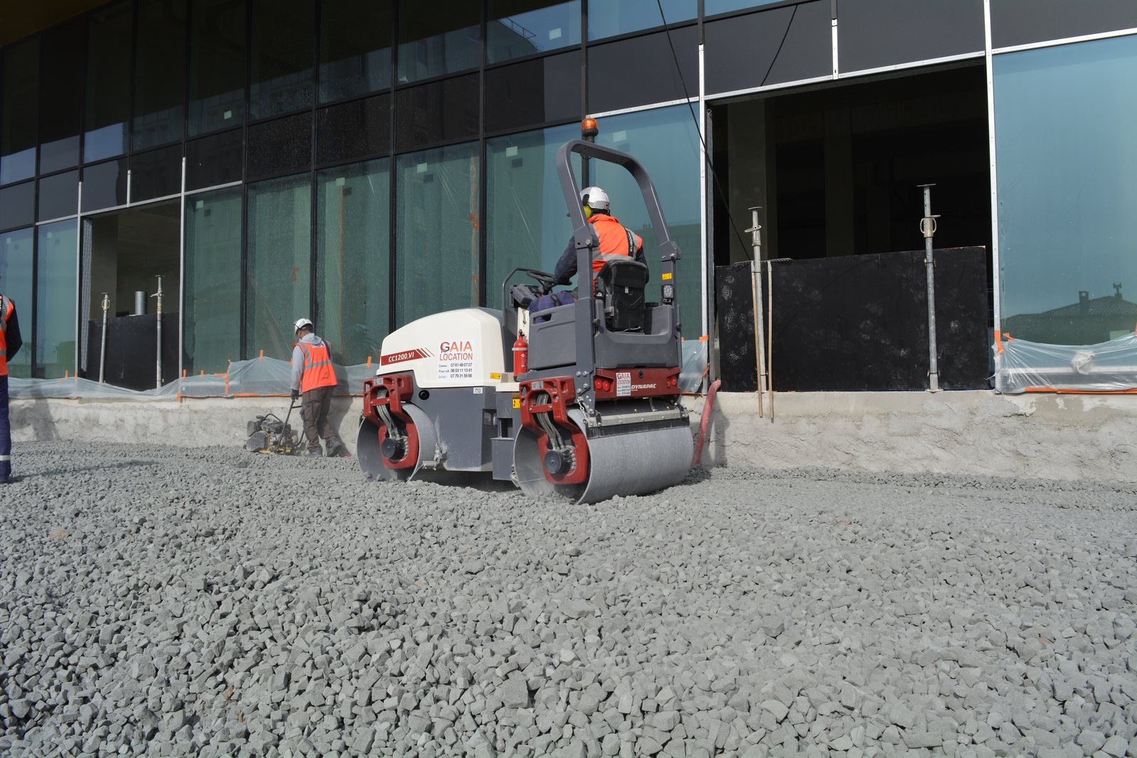 Compactage de MISAPOR sur le chantier du parvis Costes et Bellonte à Nice