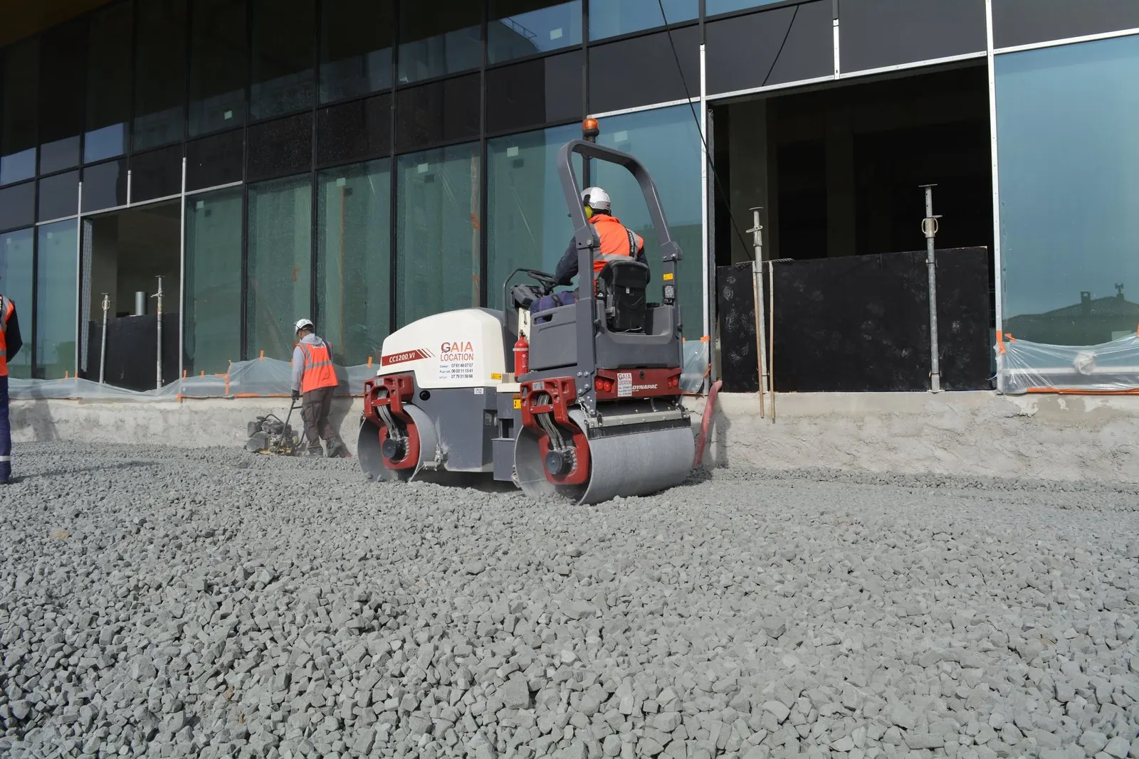 Compactage de MISAPOR sur le chantier du parvis Costes et Bellonte à Nice
