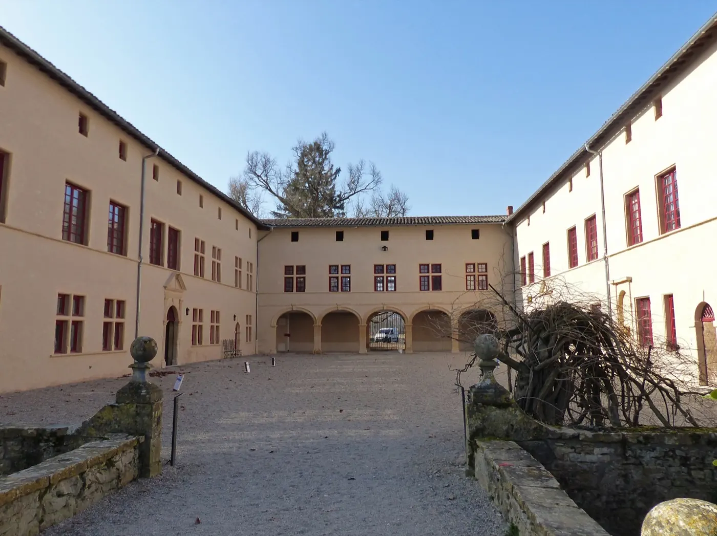 Rénovation du sol du château de Fétan avec un hérisson MISAPOR